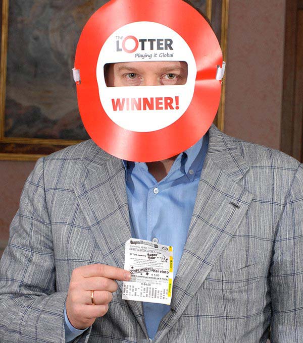 Un homme de Lettonie gagne des prix de loterie en ligne via theLotter